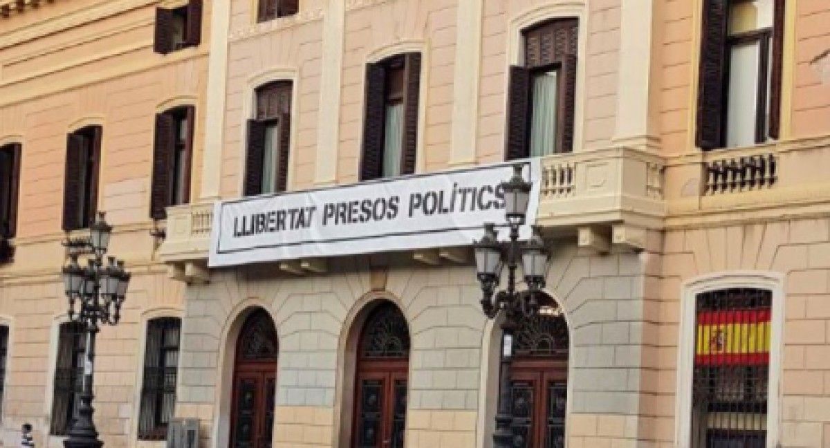 La bandera que Ciutadans ha penjat a l'Ajuntament de Sabadell