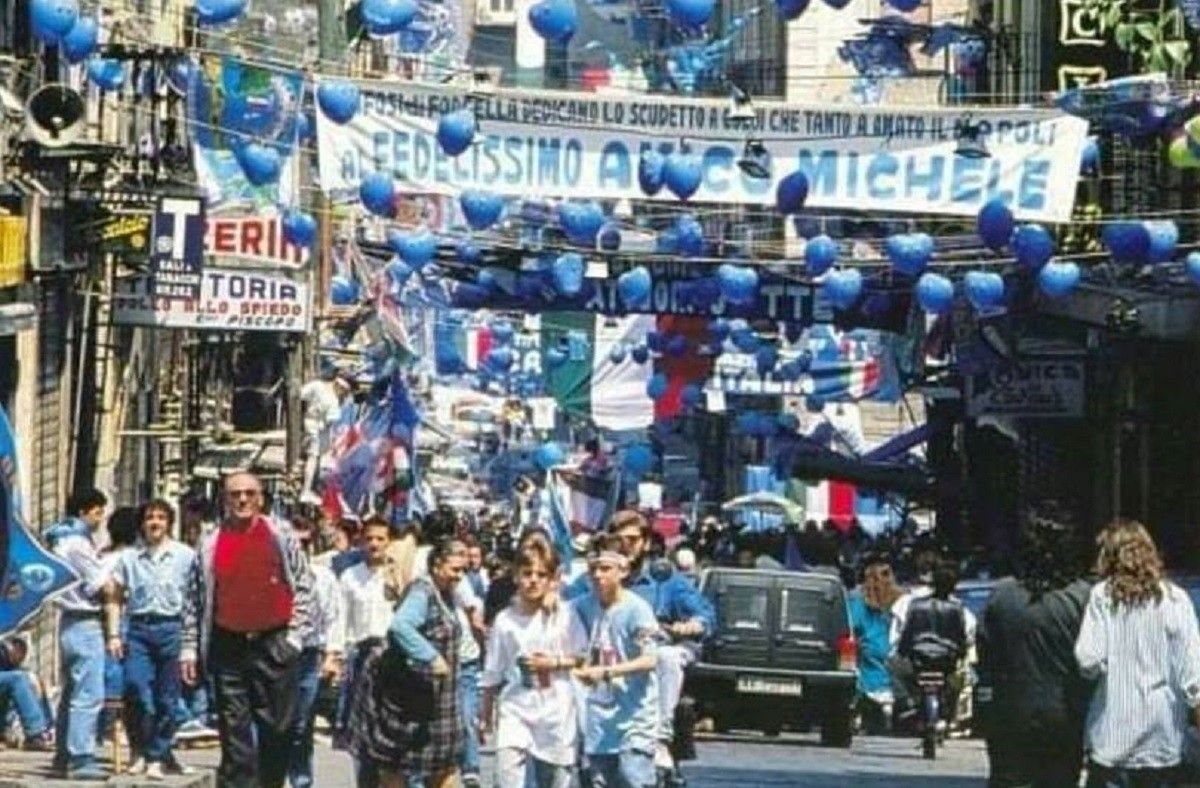 La ciutat de Nàpols, engalanada per celebrar el primer scudetto del seu equip, el 1987