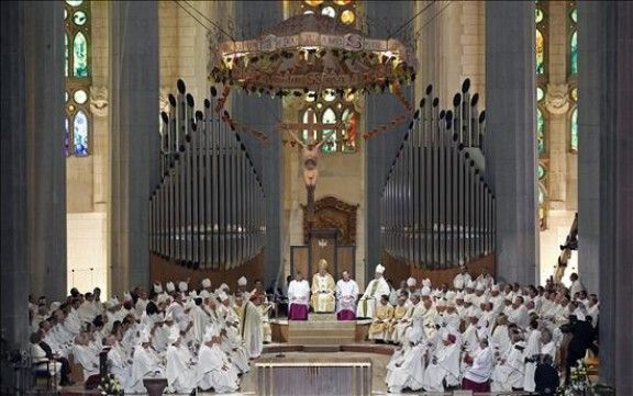 El Crist de Francesc Fajula presideix l'altar de la Sagrada Família.