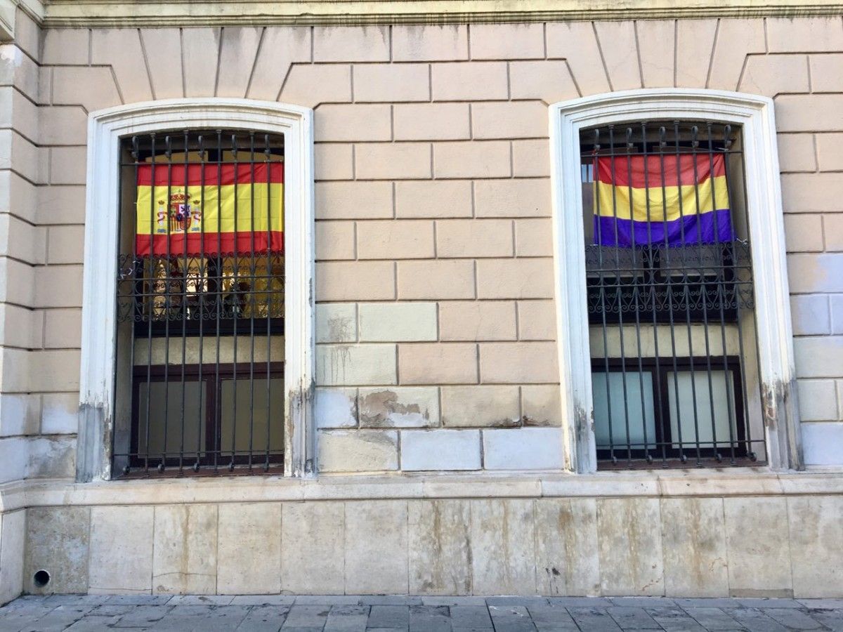 Les dues banderes de Ciutadans i Guanyem a l'Ajuntament de Sabadell