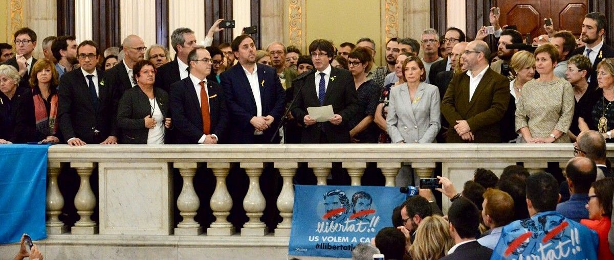Puigdemont, el Govern, els diputats independentistes i alcaldes catalans després de proclamar la independència.