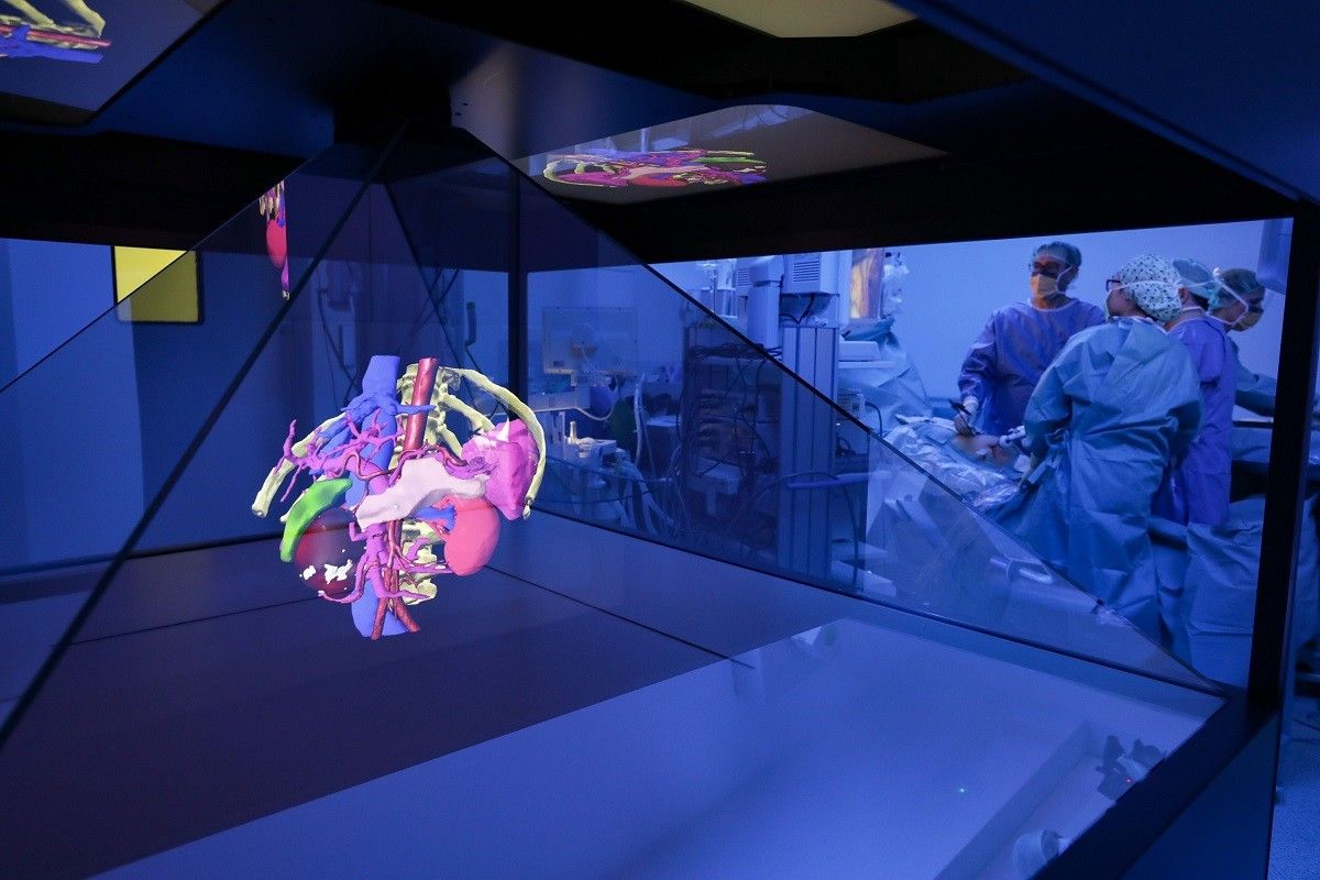 Imatge d'una intervenció que compta amb l'ajuda d'un holograma 3D