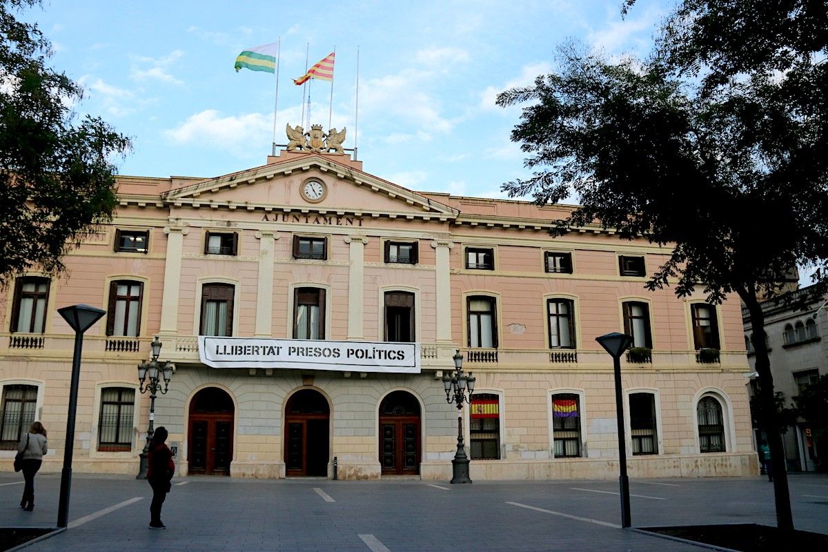 La façana de l'Ajuntament, sense les dues banderes