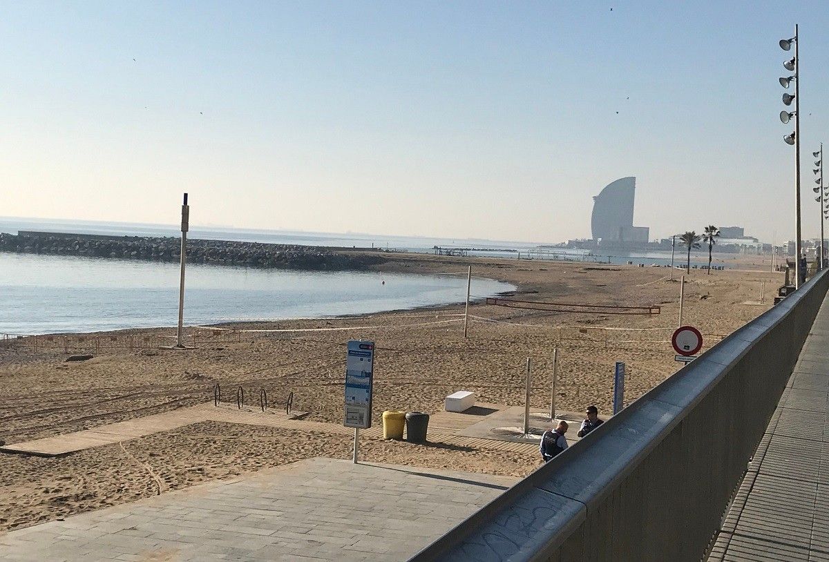 La platja del Somorrostro de Barcelona, acordonada ahir per la presència d'un objecte al fons del mar