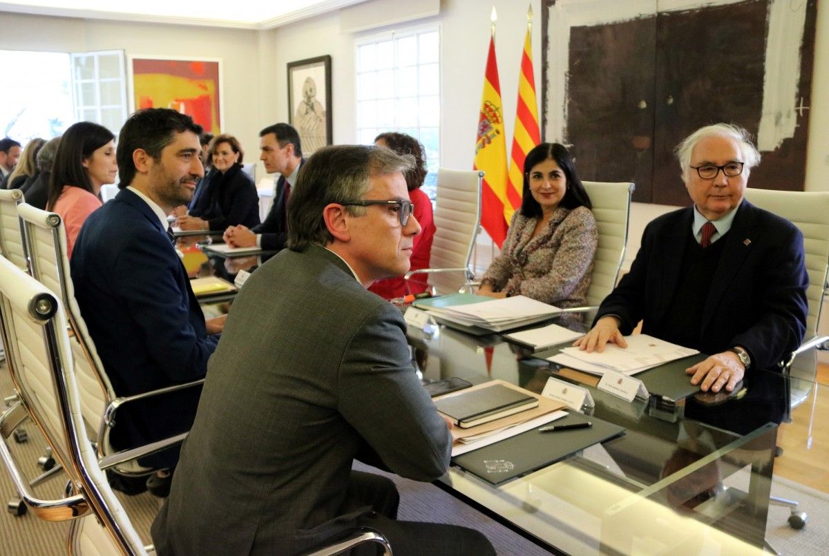 Josep Maria Jové, a la punta de la taula, i la seva Moleskine, a la Moncloa