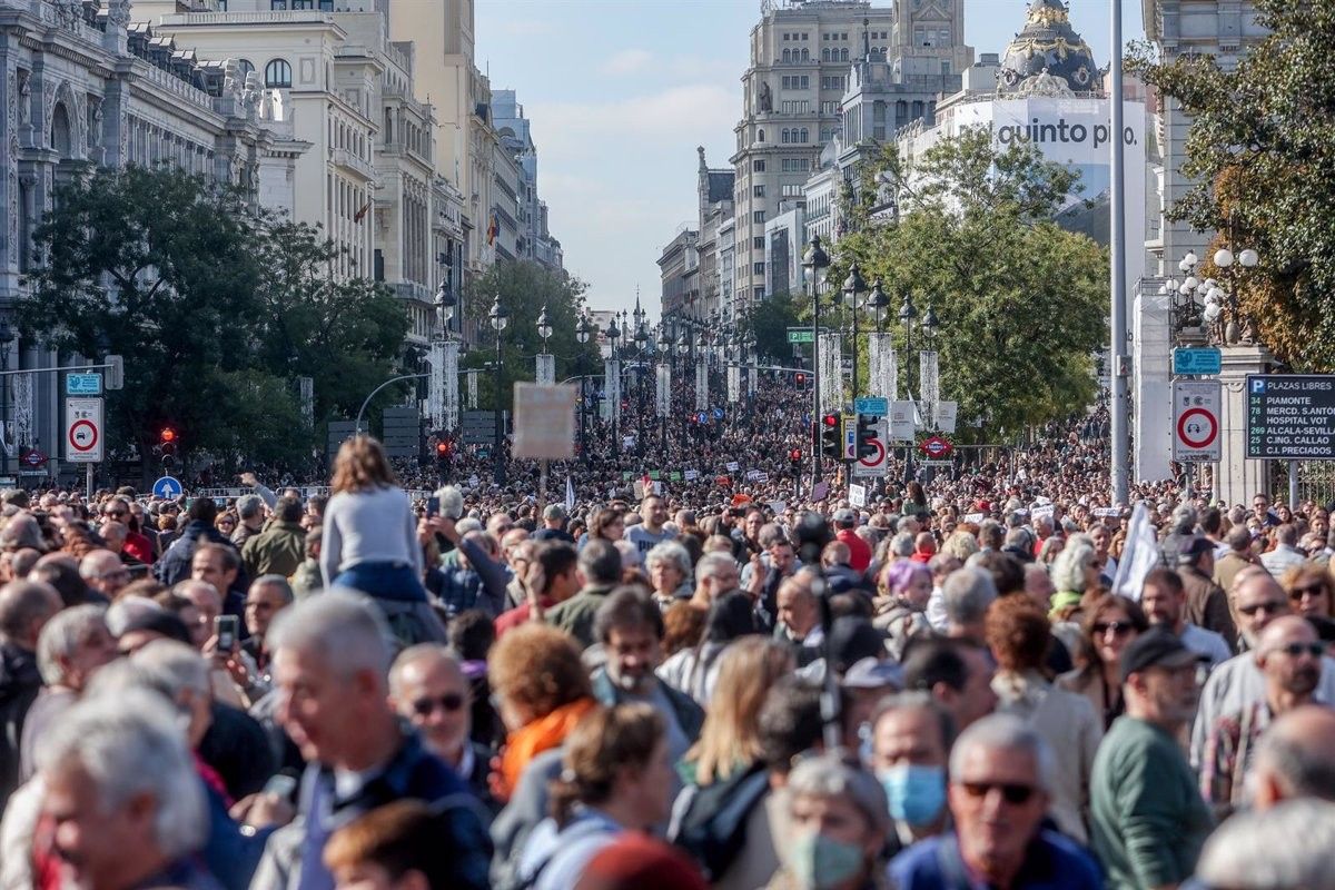 Unes 200.000 persones surten al carrer contra el "desmantellament" de l'atenció primària en la sanitat pública madrilenya.