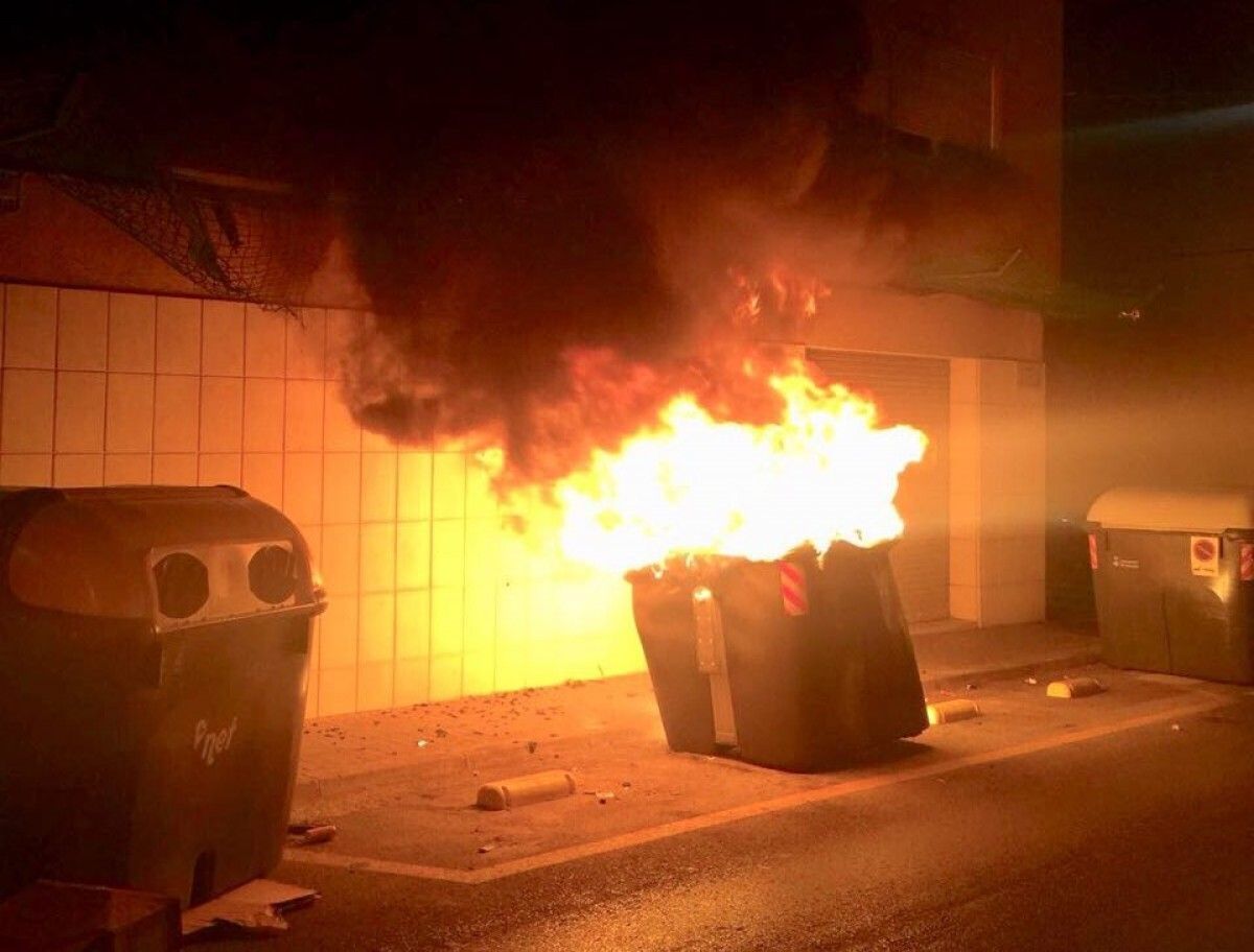 Un contenidor en flames a Sabadell