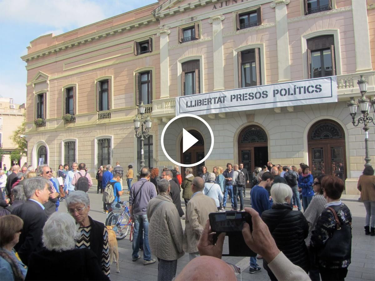 La plaça Sant Roc demanant l'alliberament de Sànchez i Cuixart