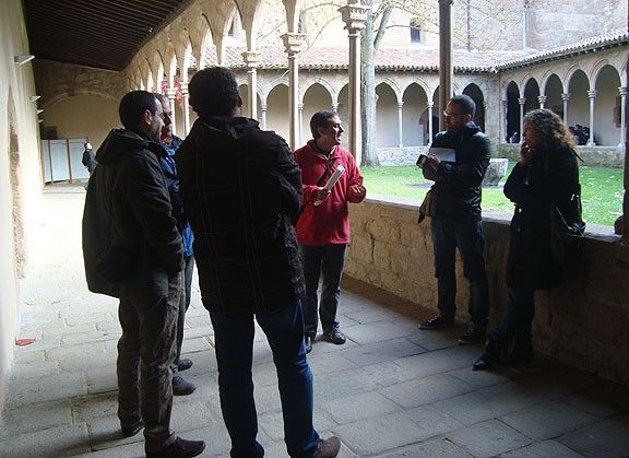 Els periodistes al claustre del Monestir de Sant Joan.