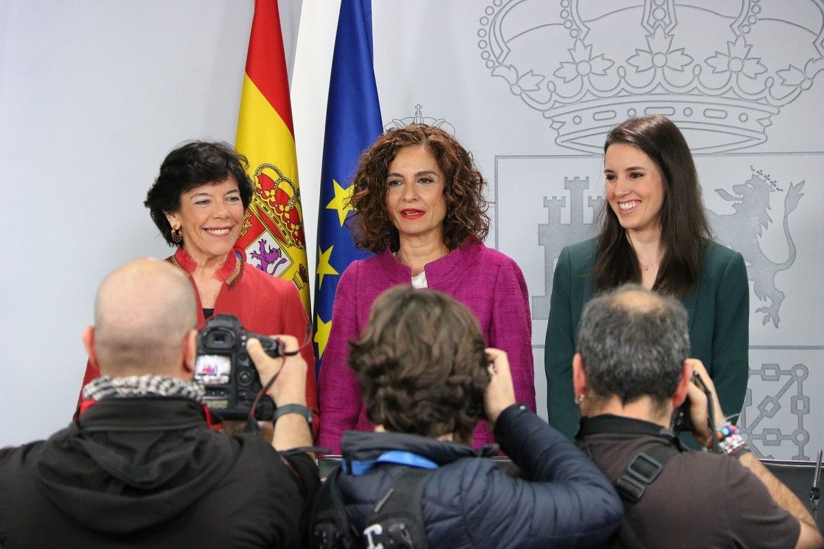 La portaveu del govern espanyol, María Jesús Montero, amb les ministres Isabel Celaá i Irene Montero