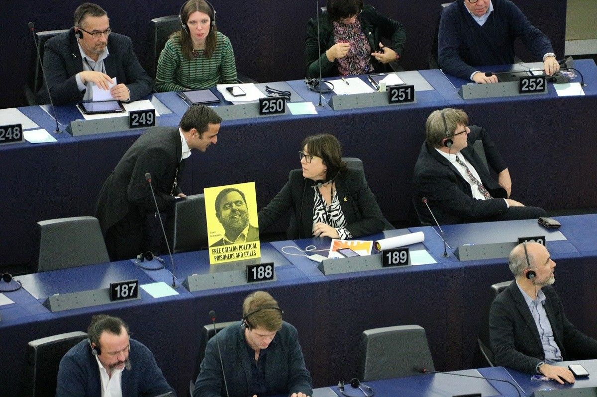 L'eurodiputada Diana Riba discuteix amb un treballador de l'Eurocambra que li demana retirar una imatge d'Oriol Junqueras al seu escó al Parlament Europeu