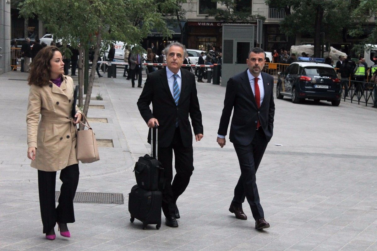 Santi Vila, arribant a l'Audiència Nacional acompanyat del seu advocat.