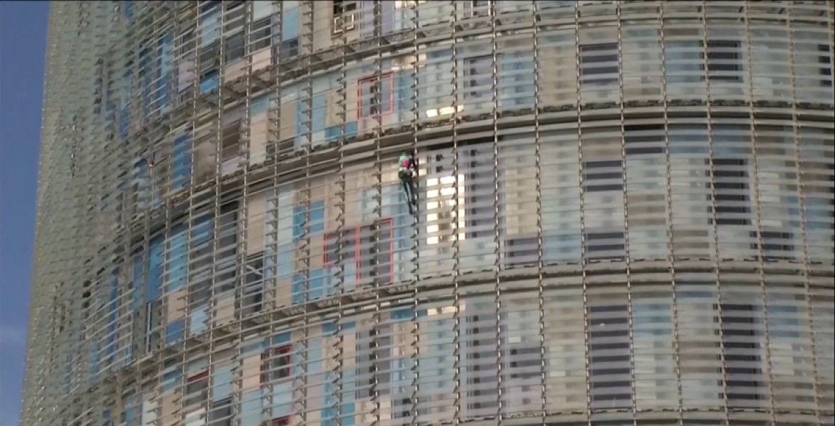 L'«Spiderman francès», Alain Robert, escalant la Torre Agbar