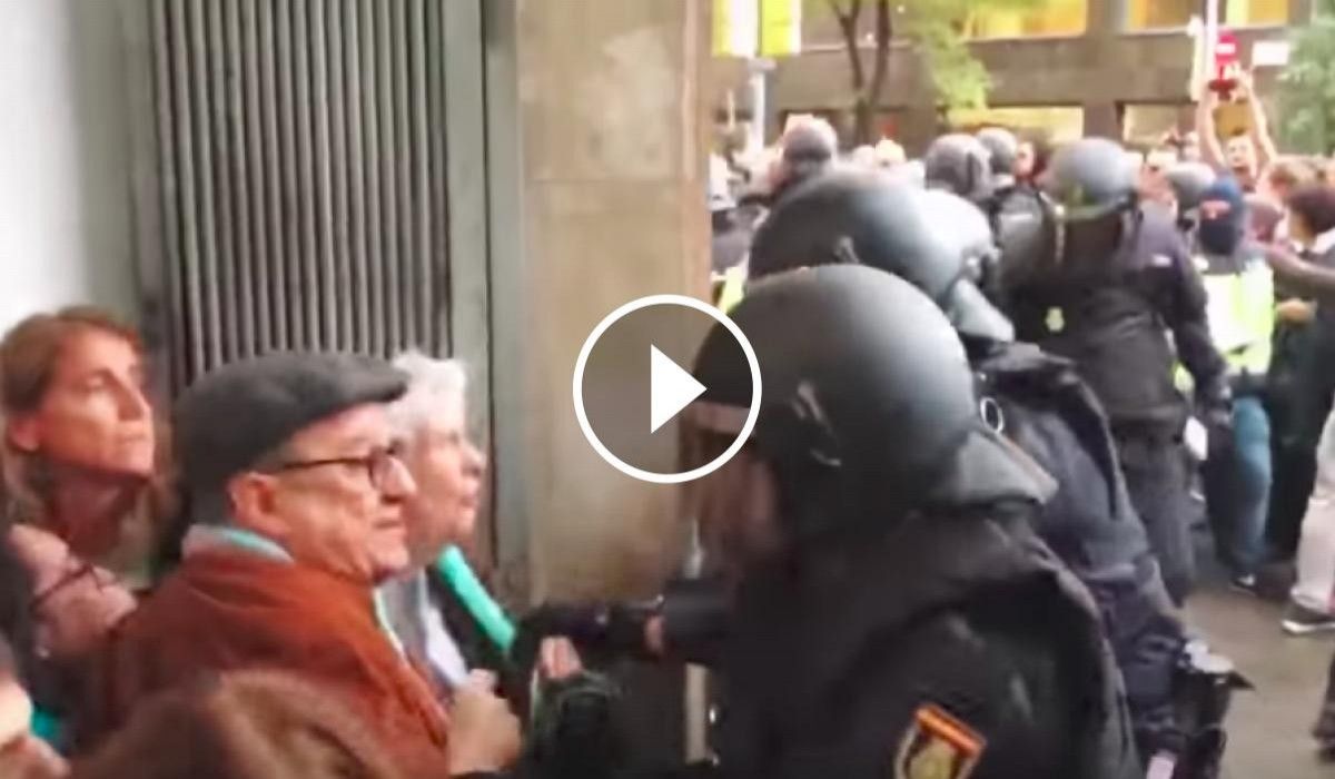 El vídeo d'Òmnium recorda les càrregues policials 