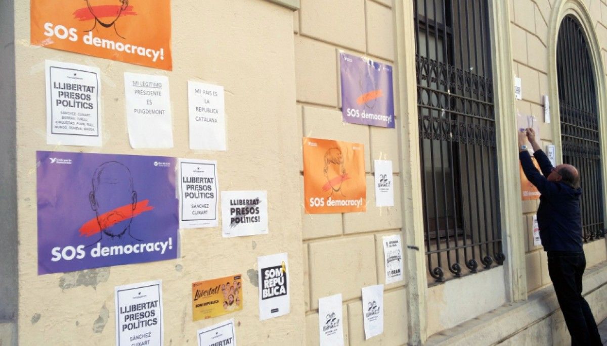 Els cartells enganxats a la façana de l'Ajuntament de Sabadell