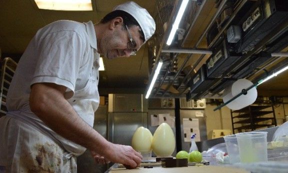 El pastisser Jaume Vilaró, preparant una de les 500 mones que Bocí vendrà aquesta Pasqua.