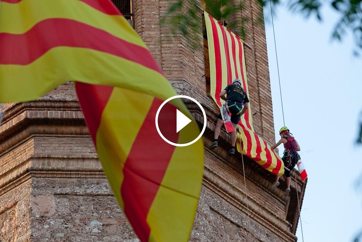 Desplegada de la Senyera del campanar de Sant Fèlix a Sabadell