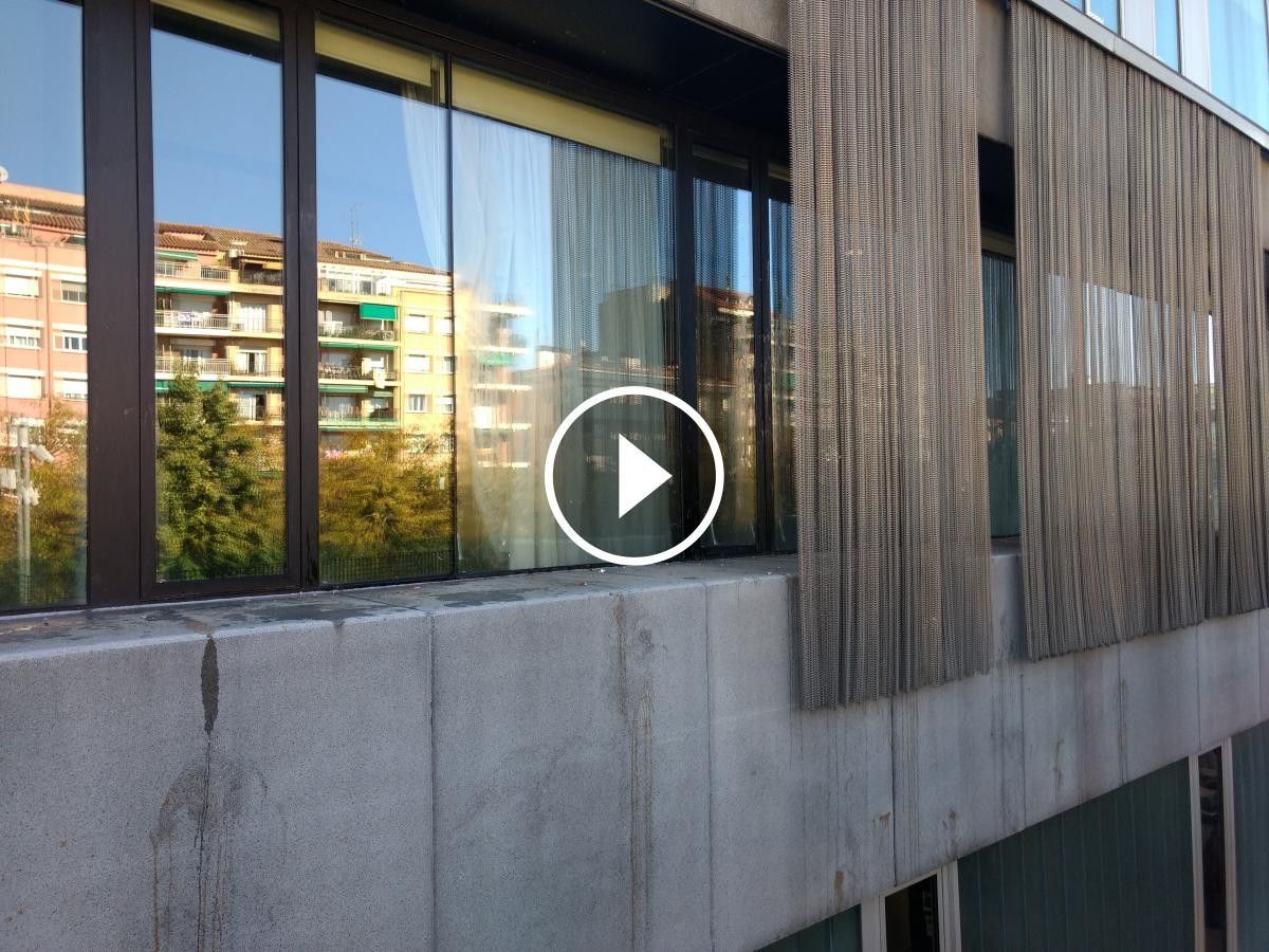 Aspecte de la façana de l'Ajuntament de Sant Cugat després de l'atac