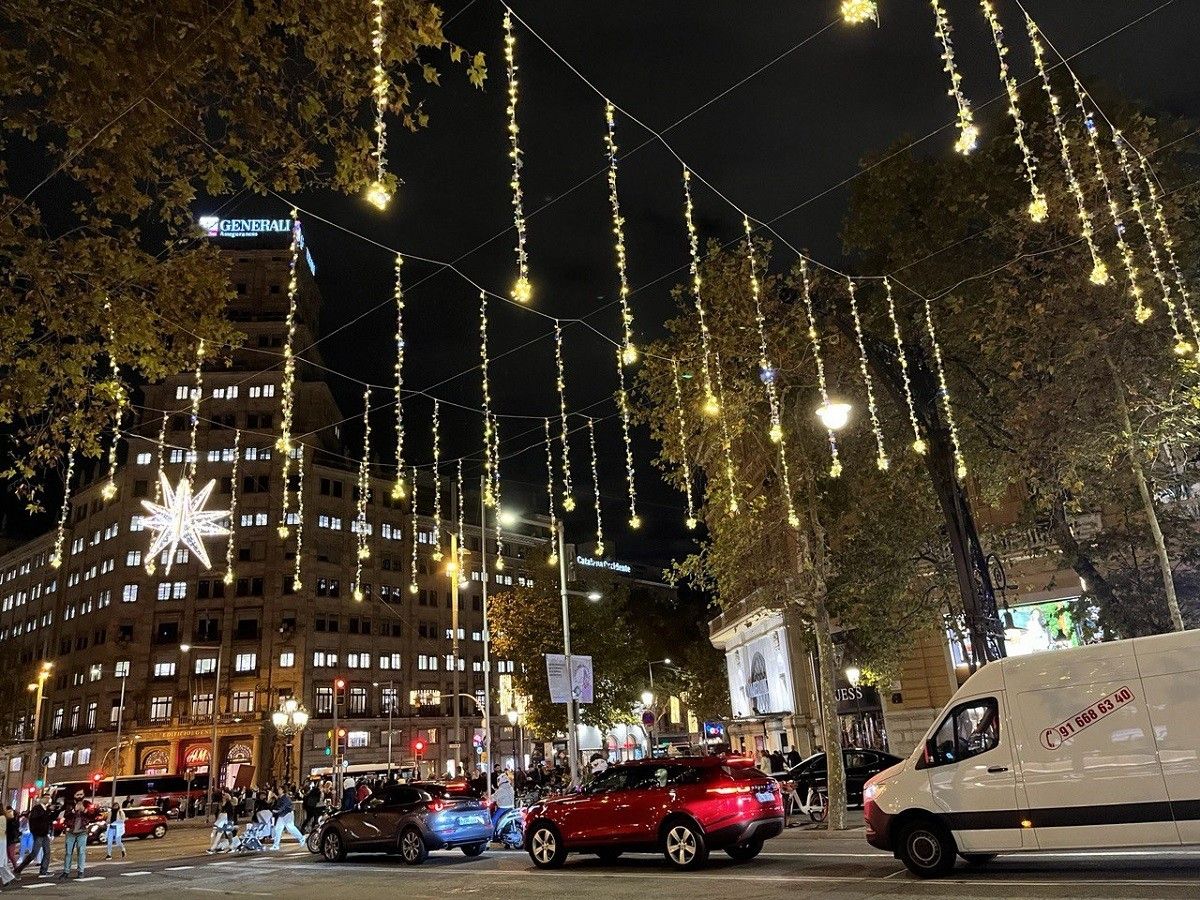 El Passeig de Gràcia il·luminat amb els llums de Nadal
