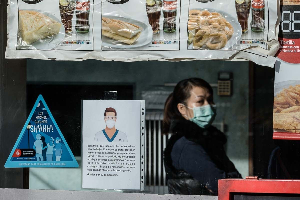 Una treballadora d'un bar xinès de Barcelona, amb mascareta.