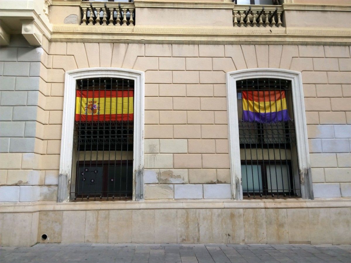 La bandera espanyola torna a estar exposada a la façana de l'Ajuntament