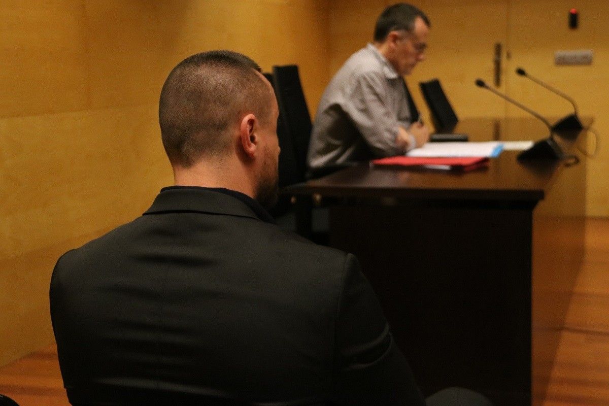 L'acusat de la violació de Blanes amb el seu advocat de fons durant el judici a l'Audiència de Girona