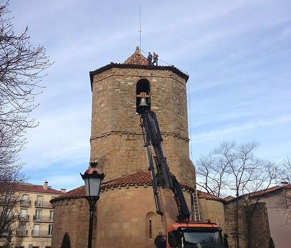 Operació per recol·locar la bola de l'església de Sant Pol.