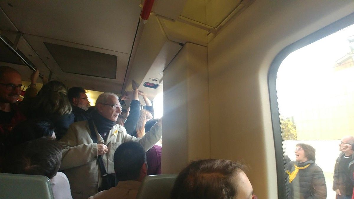 Passatgers que no podien accedir al comboi a Cerdanyola del Vallès