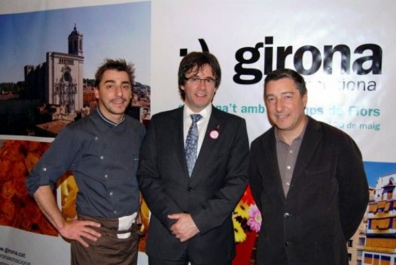 L'acte de presentació pública del 'Girona, temps de flors' s'ha fet, amb presència de Jordi i Joan Roca, al saló de descans del Teatre Municipal