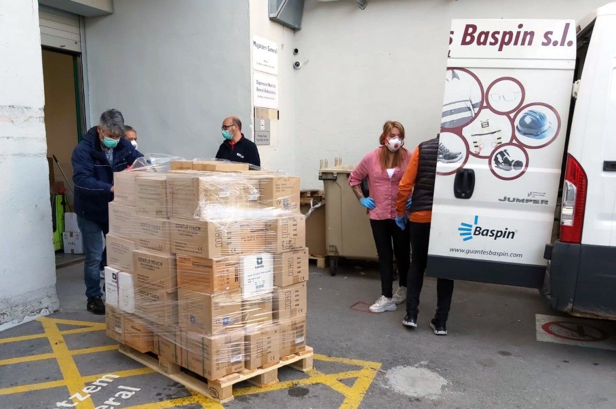 L'entrega dels més de 120.000 guants al Taulí