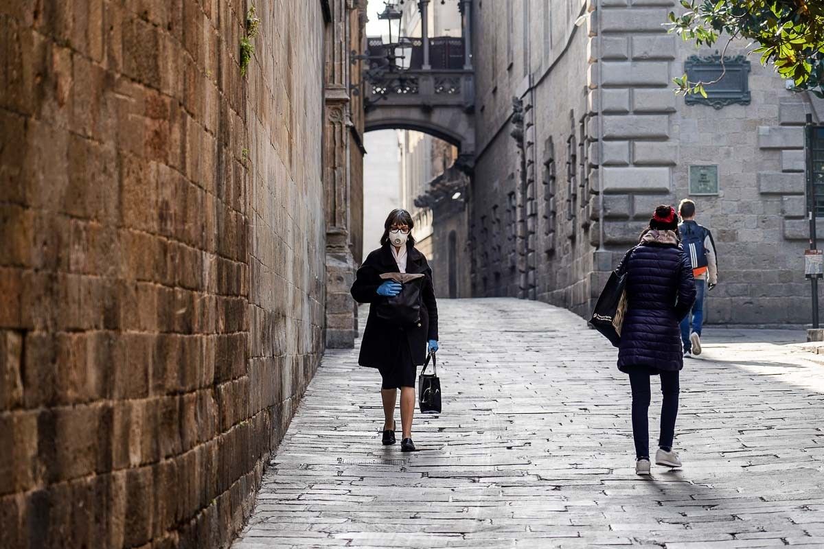 Vianants caminen amb mascareta pel centre de Barcelona
