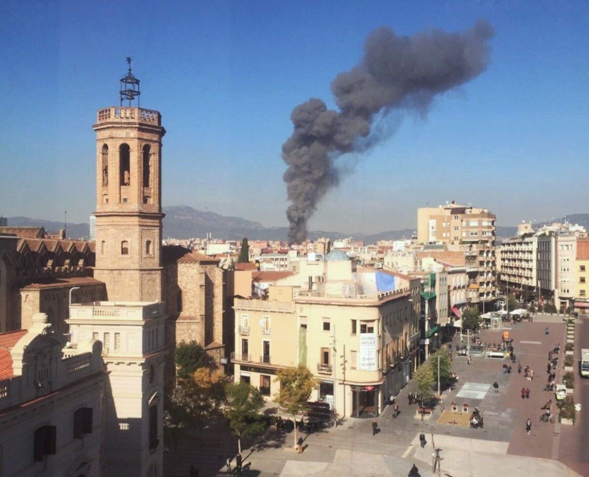 L'incendi vist des del centre de Sabadell