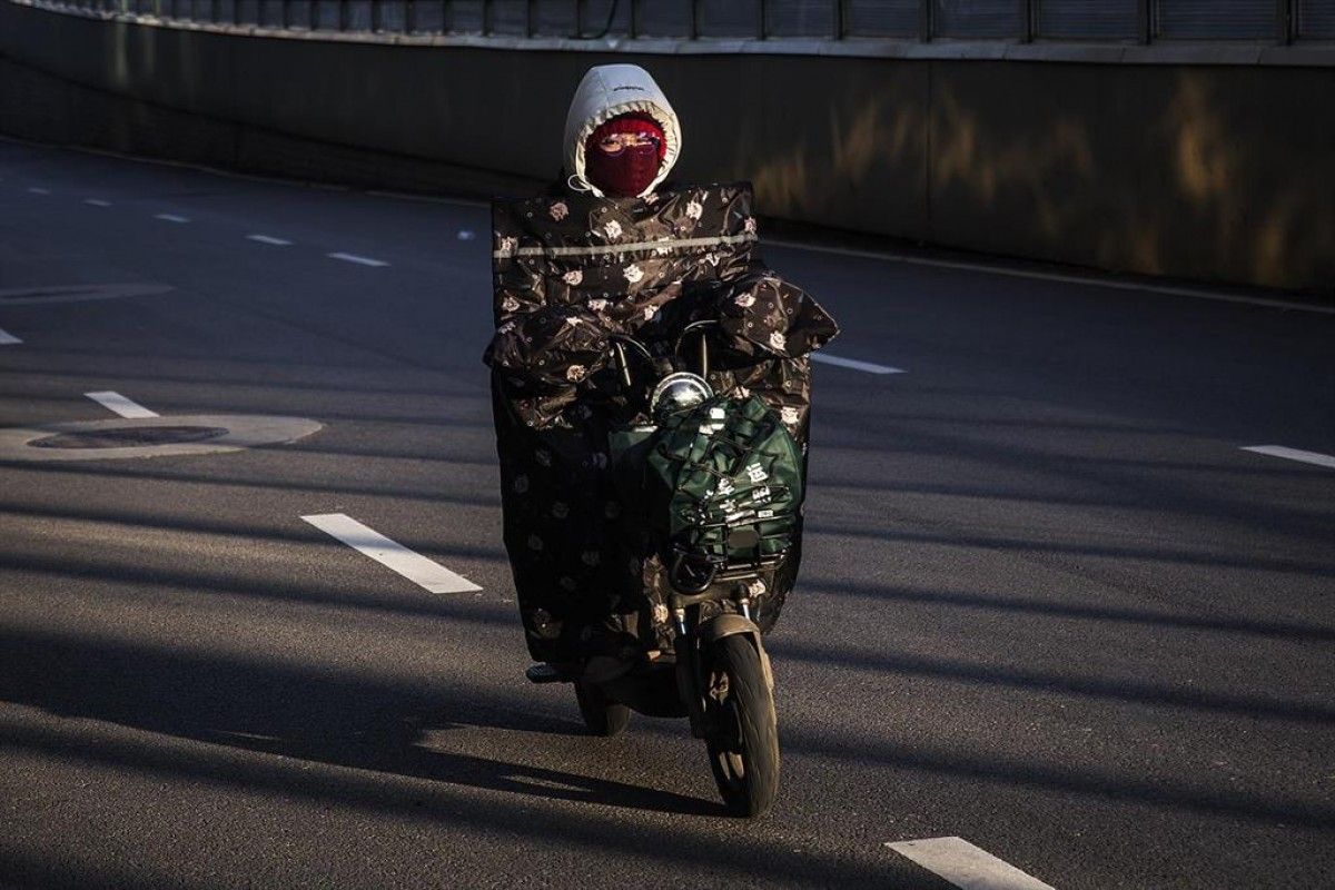 Un ciutadà xinès circulant en moto