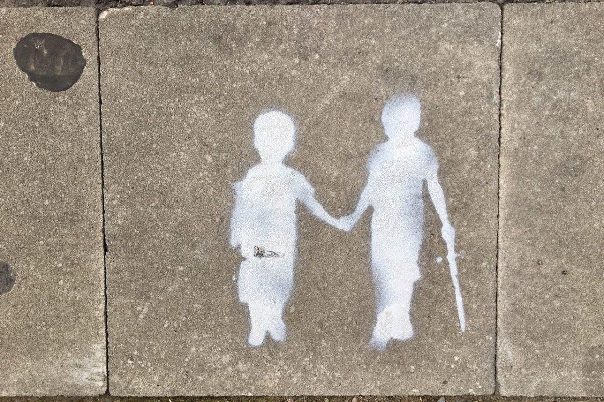 Dos nens, dibuixats al carrer