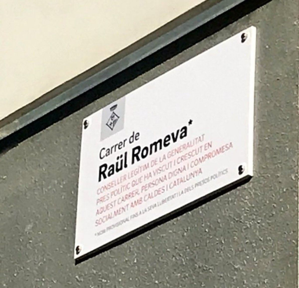 La placa amb el nom de Raül Romeva que s'ha instal·lat a Caldes de Montbui