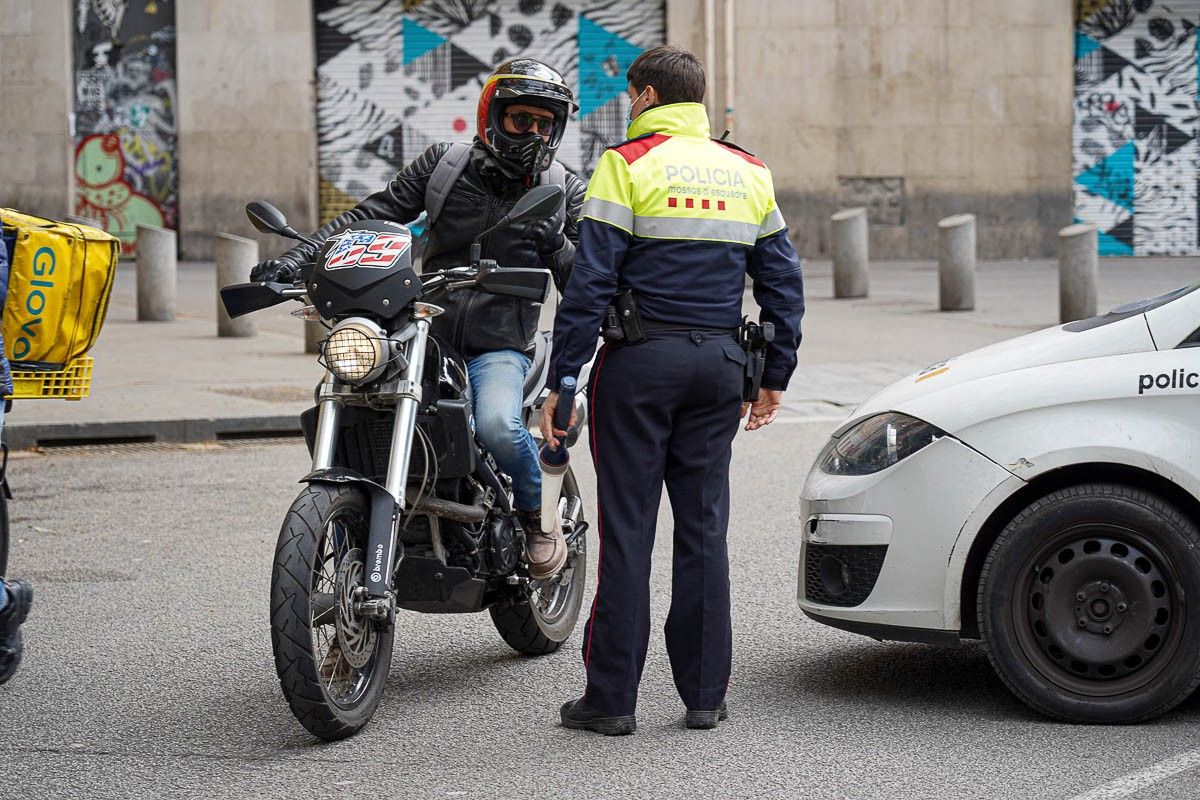 Un policia, parlant amb un motorista, a Barcelona.