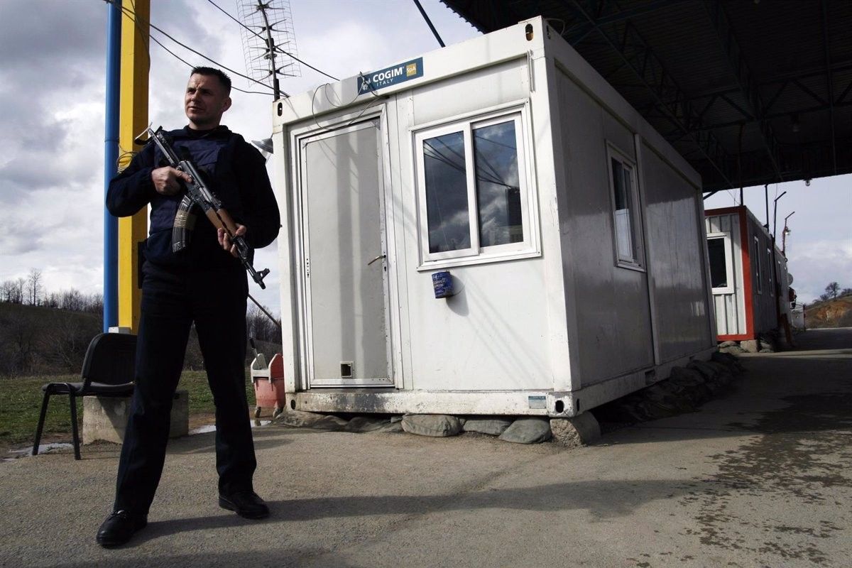 Un guàrdia armat a la frontera entre Kosovo i Sèrbia.