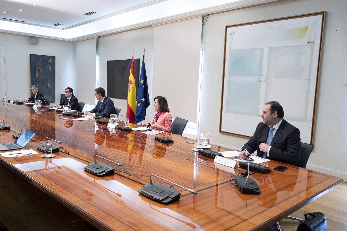 Pedro Sánchez i diversos membres del seu govern aquest diumenge a la Moncloa.