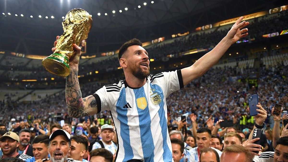 Messi aixecant la Copa del Món a Qatar