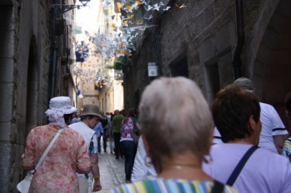 Alguns turistes visitant la 57a edició de 'Girona, Temps de Flors'.