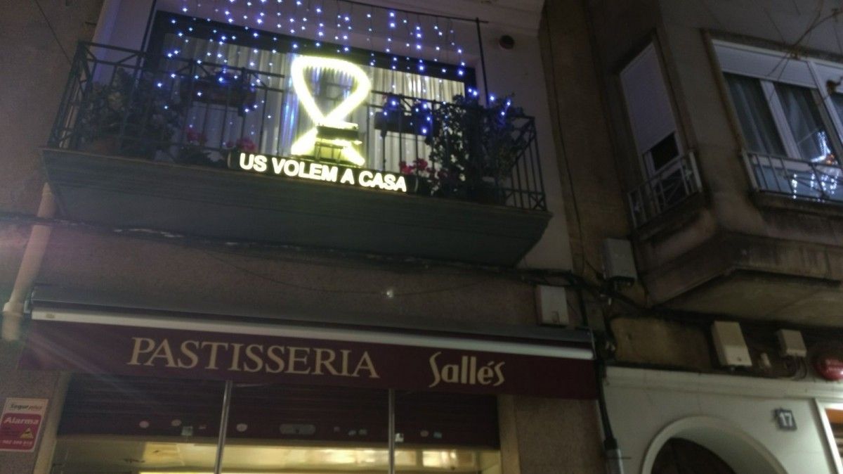 Un llaç groc penjat en un balcó de Sabadell, en record dels empresonats catalans