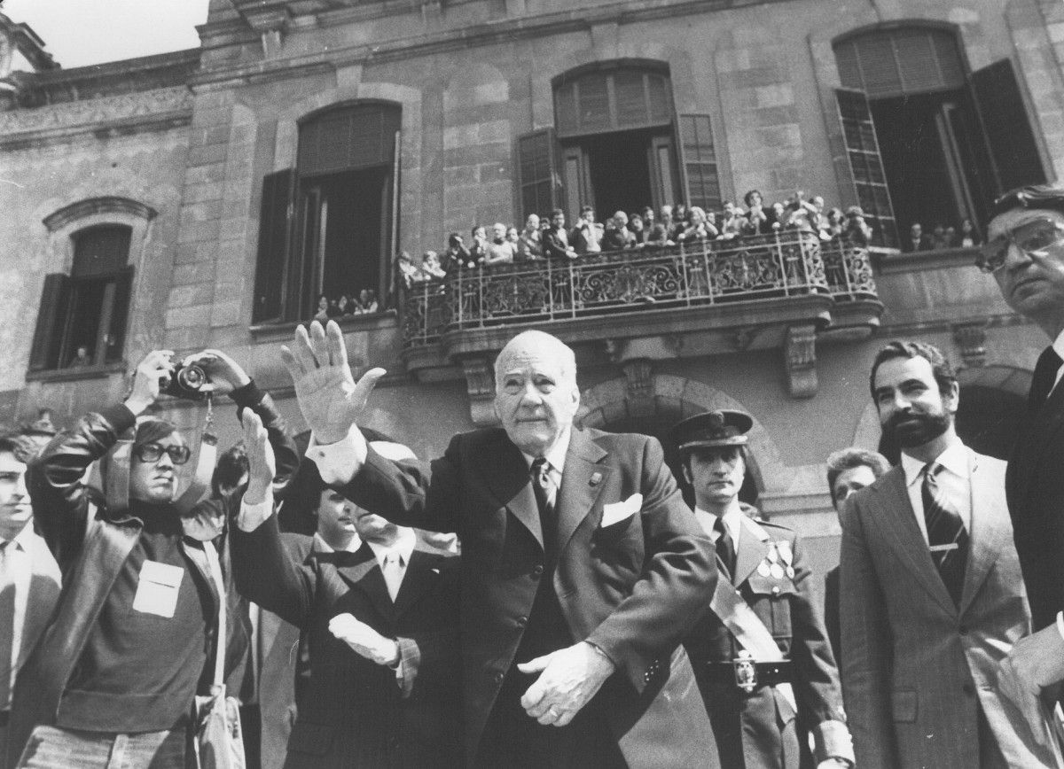 Obertura del Parlament el 10 d'abril de 1980. Tarradellas saluda amb Ramon Folch a la seva esquerra. 