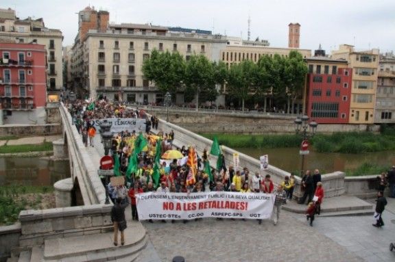 La manifestació a Girona contra les retallades a l'ensenyament ha aplegat unes 2.000 persones