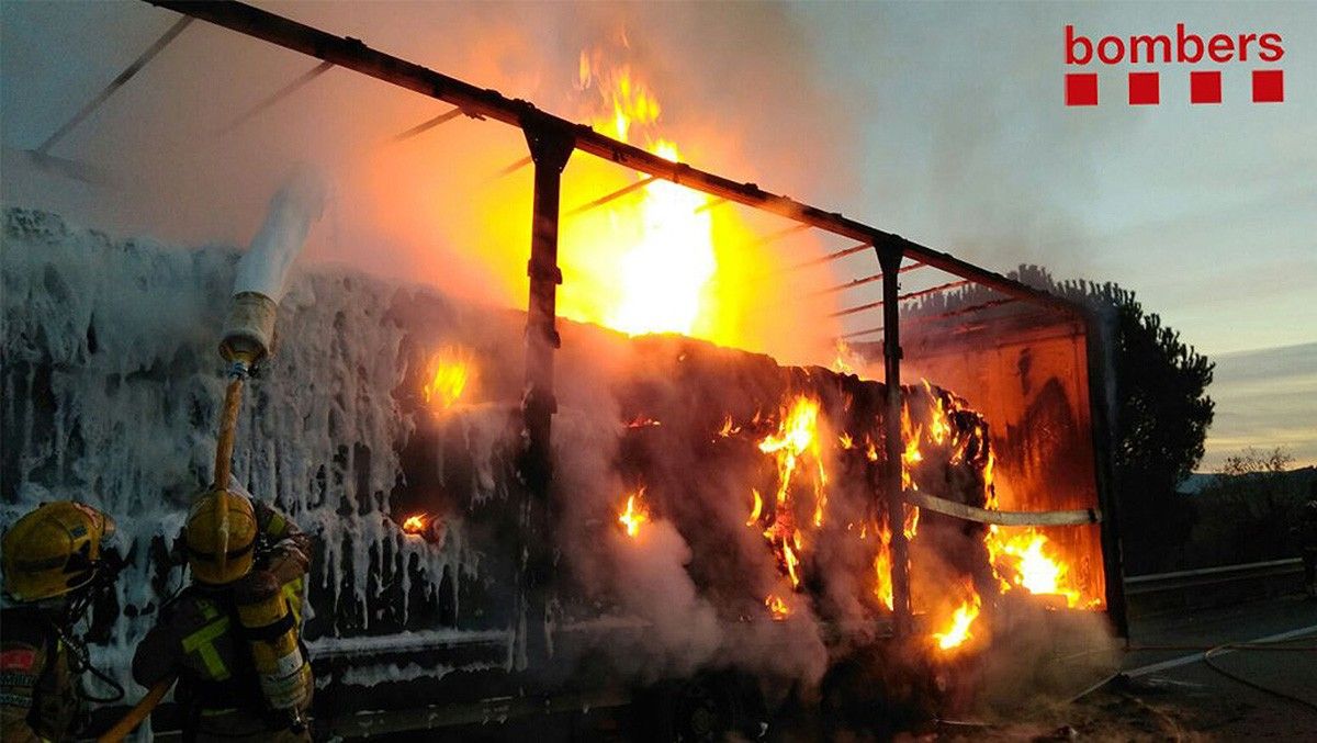 El foc que ha cremat per complet un camió a Hostalric