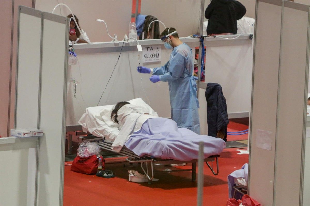 Una pacient de coronavirus atesa en un pavelló sanitari