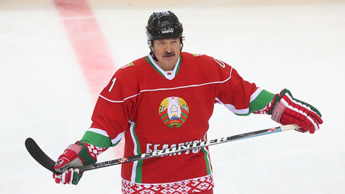 El president bielorús, Aleksandr Lukaixenko, amb l'uniforme de la selecció d'hoquei gel