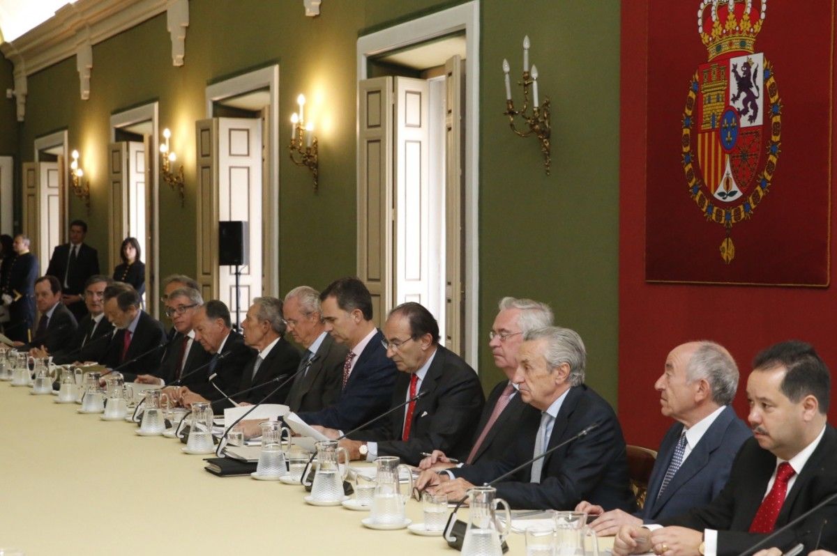 Una reunió de la direcció de l'Institut Elcano presidida pel rei.