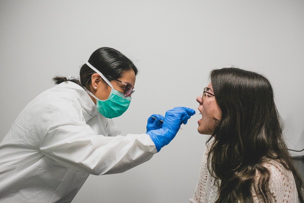 Una infermera fa un test del coronavirus a una pacient de l'Hospital d'Olot.