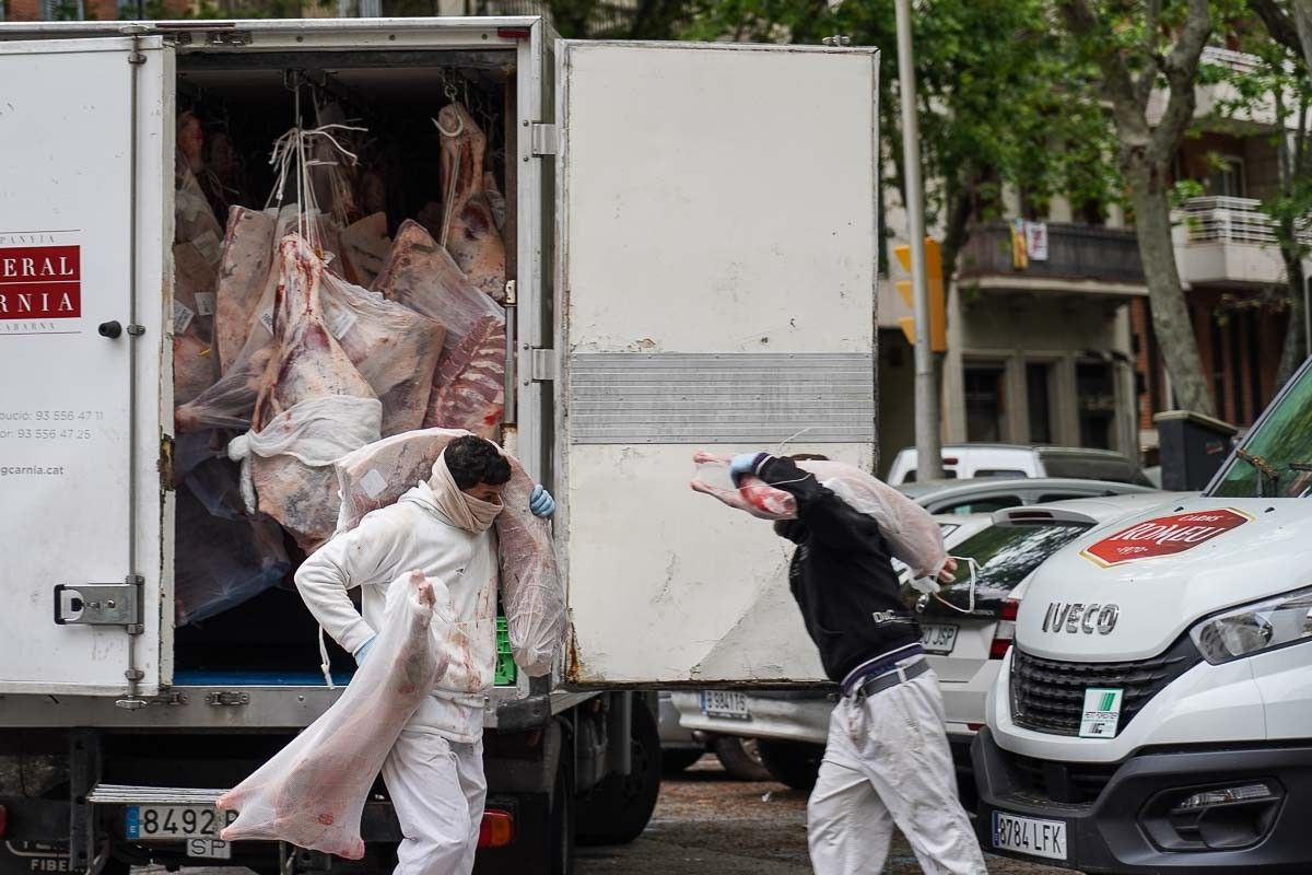 Treballadors traginant productes de carnisseria durant l'epidèmia