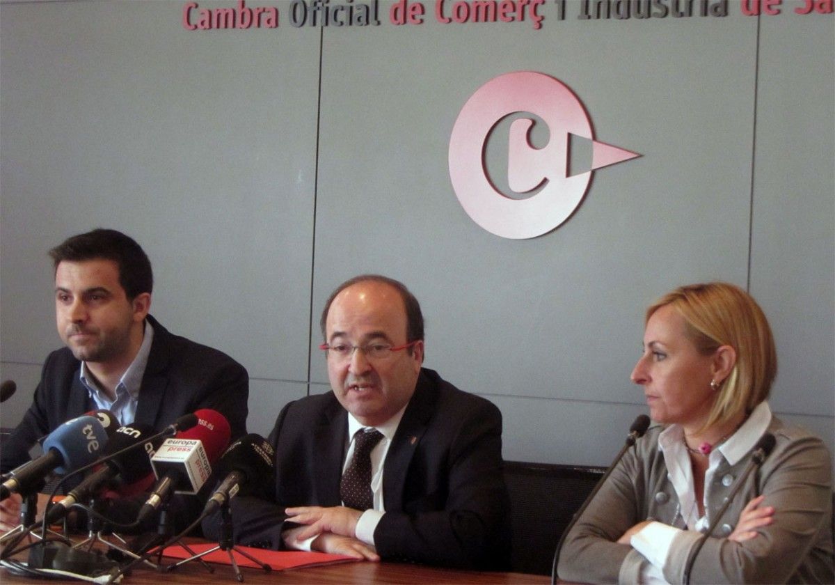 El primer secretari del PSC, Miquel Iceta, acompanyat del diputat  Pol Gibert i l'alcaldessa de Badia, Eva Menor
